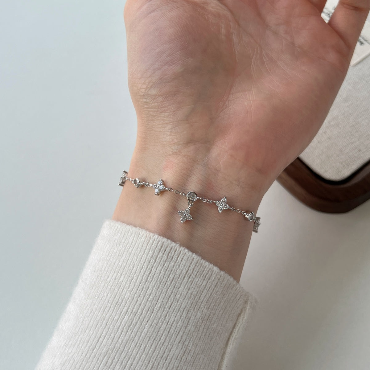 Clévaillé Sparkling Charms Bracelet