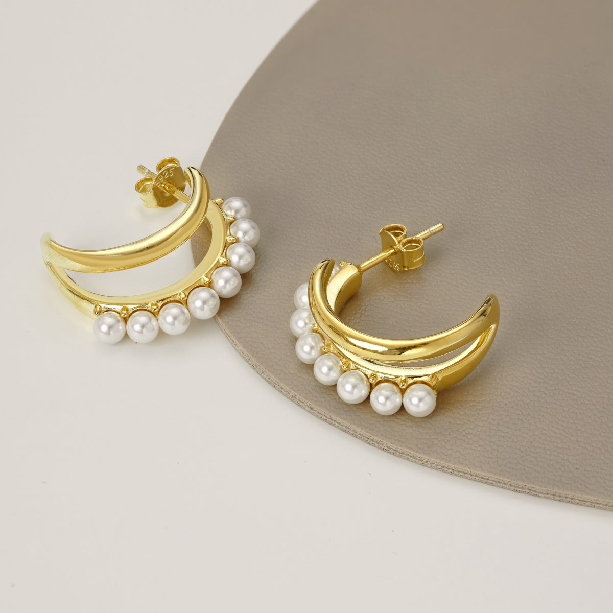 Clévaillé Pearl Luxe Gold Hoops