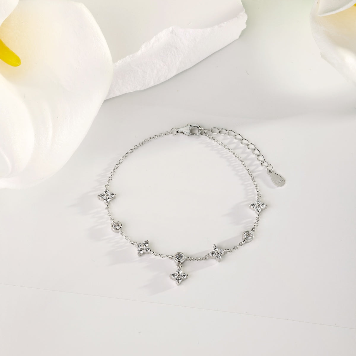 Clévaillé Sparkling Charms Bracelet